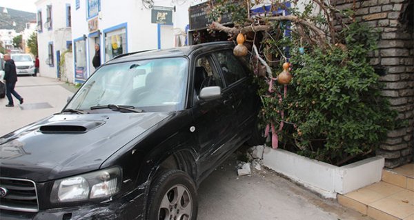 Fren yerine gaza basınca dükkana girdi