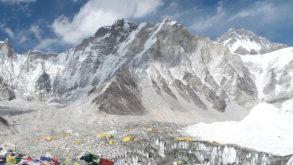 Everest'e yalnız tırmanmak yasaklandı