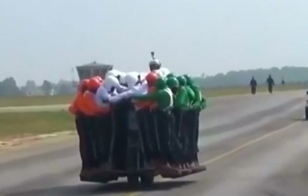 58 asker aynı anda motosiklete bindi