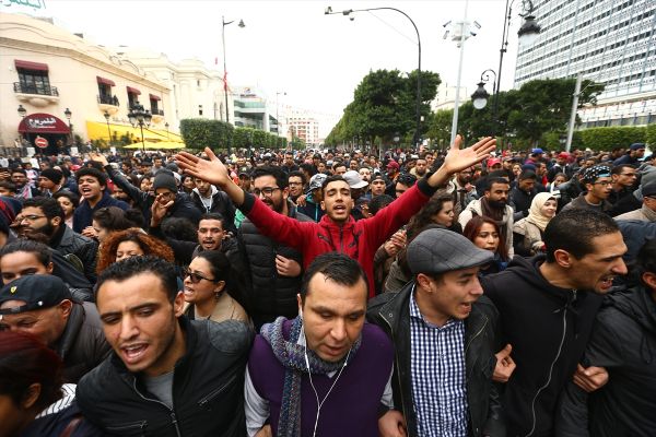 Tunus'ta binlerce kişi sokağa indi