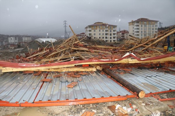 Yozgat'ta rüzgar çatıları uçurdu