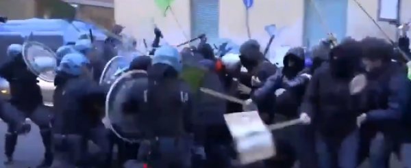 İtalyan polisinden Soros destekçilerine sert müdahale 