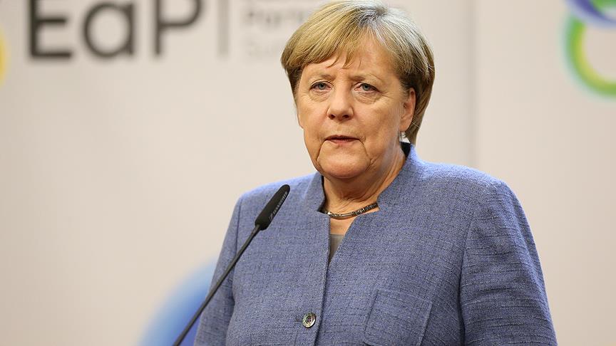 Almanların yarısı Merkel'in görevi bırakmasını istiyor