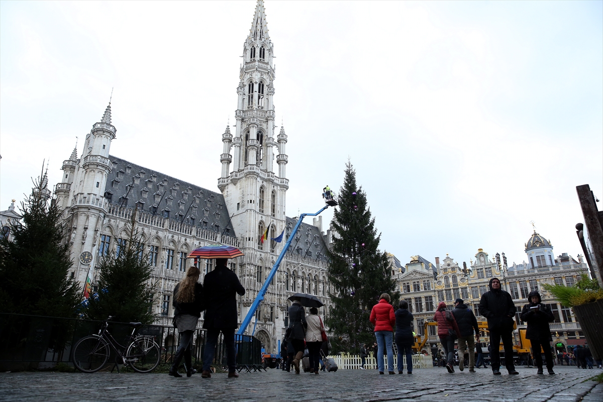 Brüksel'de 22 metrelik Noel ağacı 