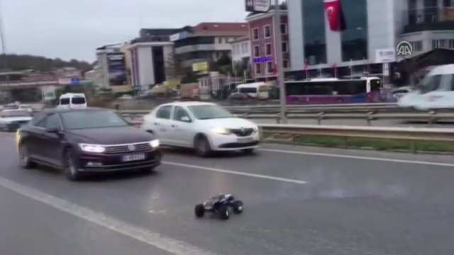 Trafikte oyuncak araba tehlikesi 