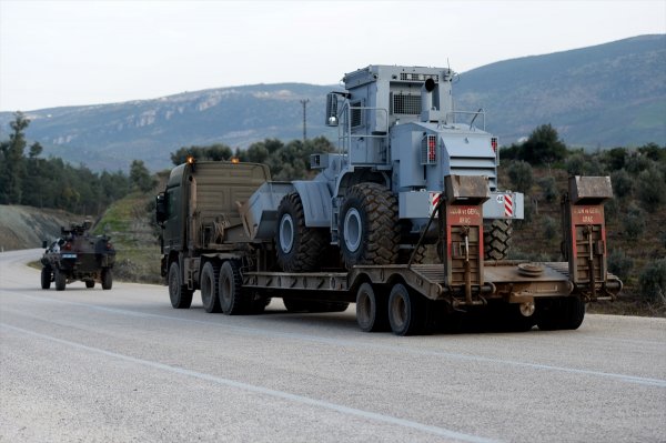 Afrin'e zırhlı iş makinesi desteği