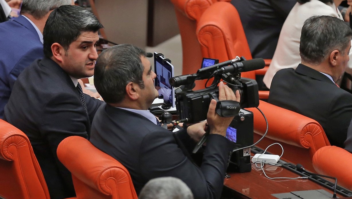 Ali Şeker Meclis'te canlı yayın sistemi kurdu