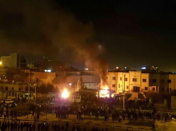 İran'da polise ateş açıldı