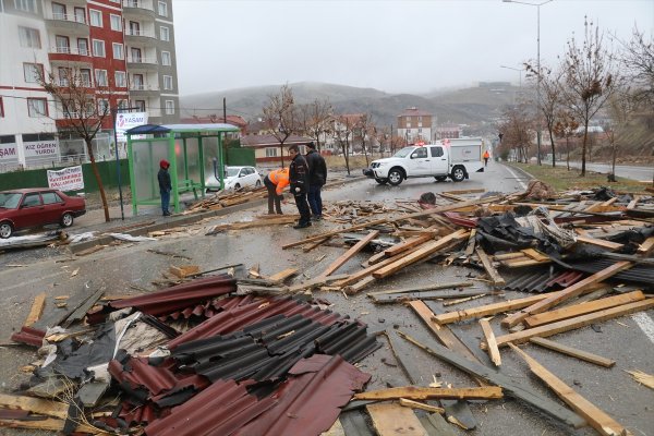 Yozgat'ta rüzgar çatıları uçurdu