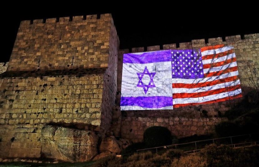 Kudüs surlarında İsrail - ABD bayrağı