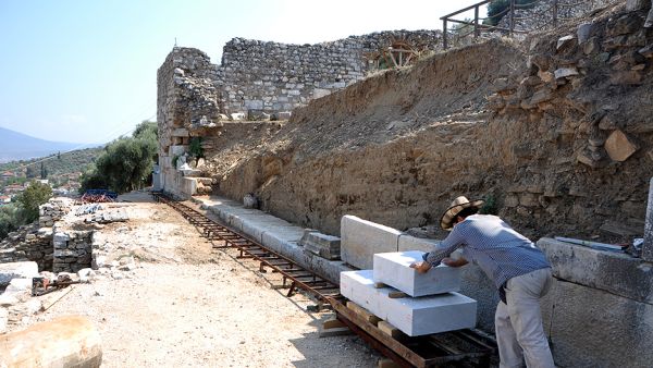 İzmir'de 2 bin yıllık oda mezarlara rastlandı