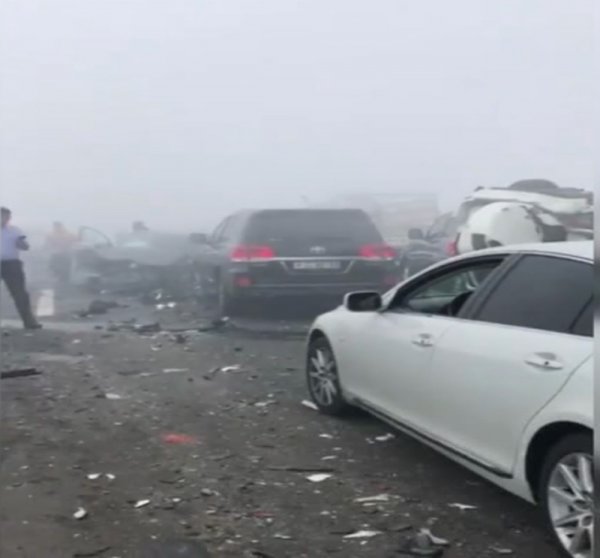 Abu Badi'de sis etkili oldu, onlarca araç birbirine girdi