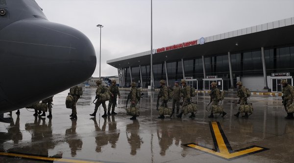 Komandolar dualarla Afrin'e gitti