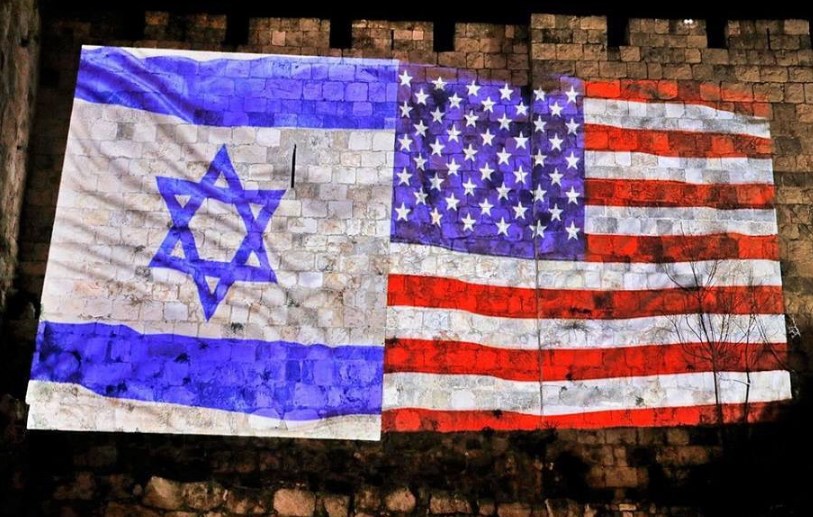 Kudüs surlarında İsrail - ABD bayrağı
