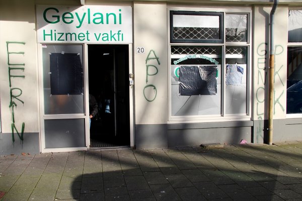 Hollanda'da PKK'lılar camiye saldırdı