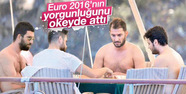 Arda Turan teknede arkadaşlarıyla tatil yapıyor