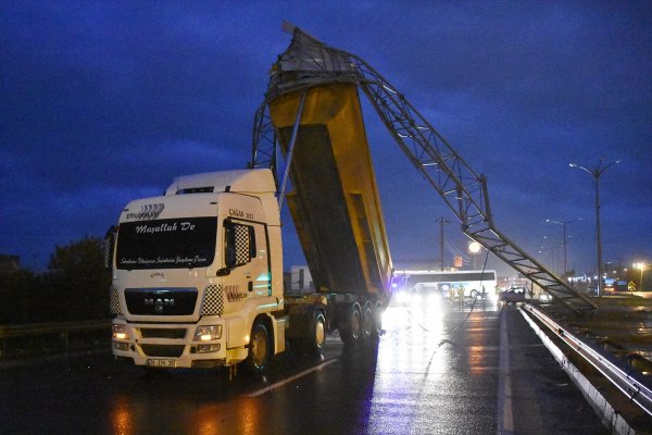 Seyir halindeki tırın damperi açıldı