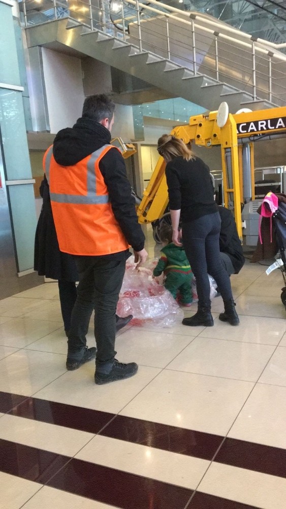 Pistten çıkan uçağın kargo bölümü boşaltılıyor