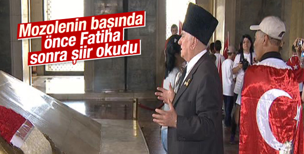 Gazi'nin Atatürk'ün mozolesindeki duygusal anları
