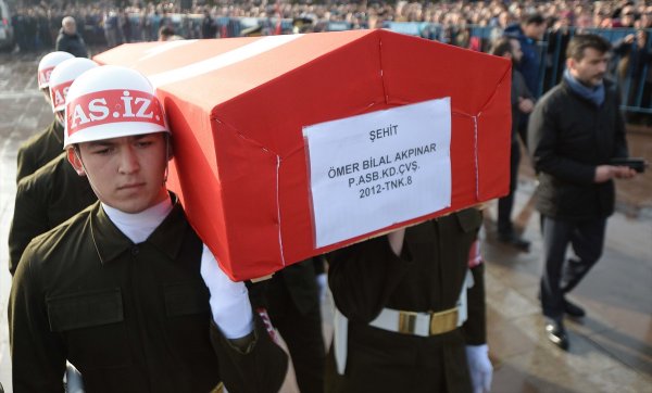 Şehidin annesi, oğlunun naaşını getiren askere sarıldı