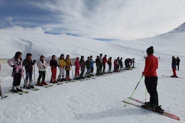 Hakkari'de 5 bin öğrenciye kayak eğitimi verildi