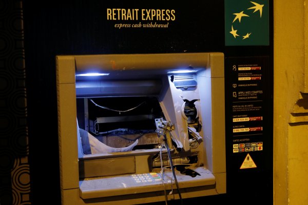 Paris'te mağaza ve ATM'ler yağmalandı