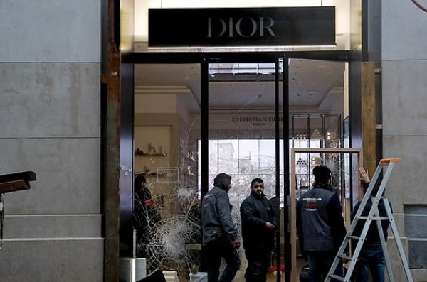 Paris'te mağaza ve ATM'ler yağmalandı