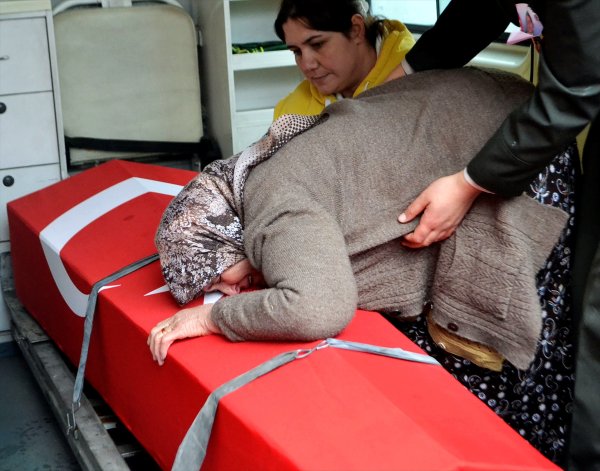 Şehidin annesi, oğlunun naaşını getiren askere sarıldı