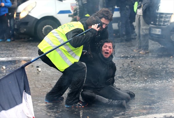 Paris'teki eylemcileri keskin nişancılar izliyor