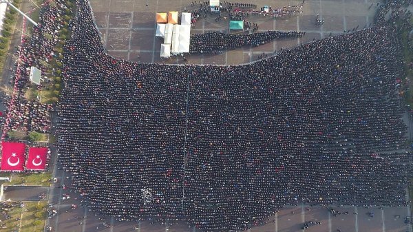 Şehidin annesi, oğlunun naaşını getiren askere sarıldı