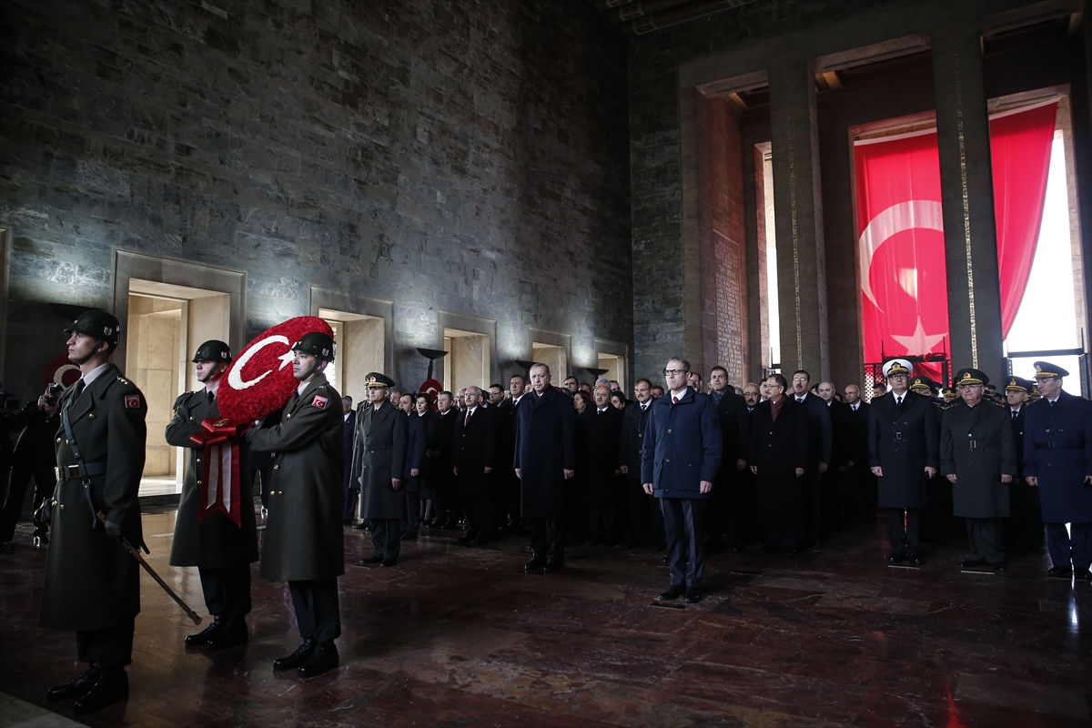 Anıtkabir'de Atatürk'e saygı duruşu