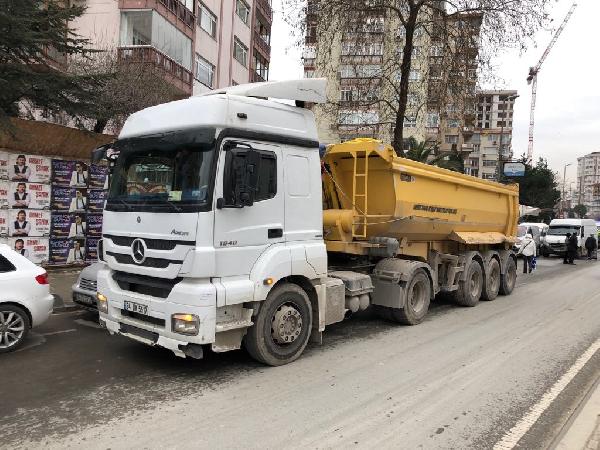 Yaşlı kadın hafriyat kamyonunun altında kaldı