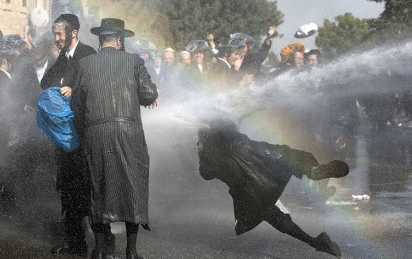 İsrail hükümetinin başı Ultra-Ortodoks Yahudilerle dertte