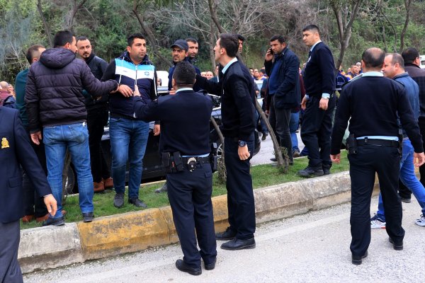 Adana'da belediye ekipleri arasında arbede