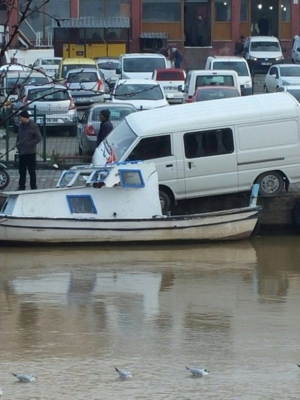 Minibüs balıkçı teknesine çarptı