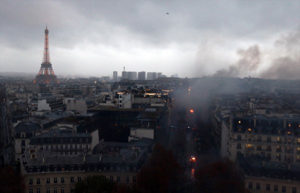 Paris'teki eylemcileri keskin nişancılar izliyor