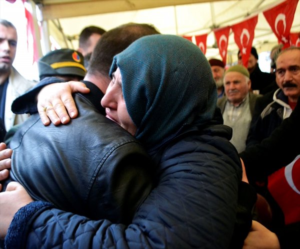 Şehidin annesi, oğlunun naaşını getiren askere sarıldı