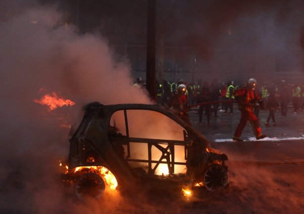 Paris'teki eylemcileri keskin nişancılar izliyor