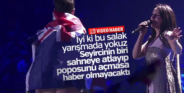 Eurovision'da sahneye çıkan seyirci poposunu gösterdi