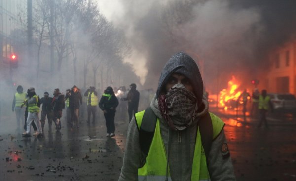 Paris'teki eylemcileri keskin nişancılar izliyor