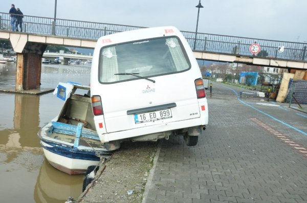 Minibüs balıkçı teknesine çarptı