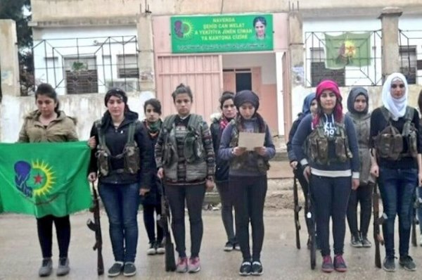 Afrin'deki sivil görünümlü kadın teröristler