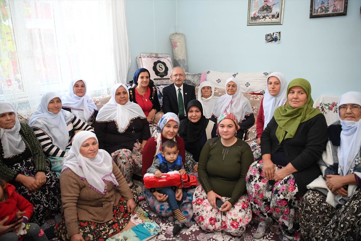 Kemal Kılıçdaroğlu'ndan şehit evine ziyaret