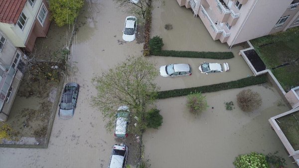 Edirne'de sağanak hayatı felç etti