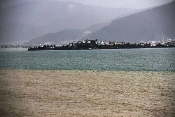 Fethiye'de yağmur suyu denizin rengini değiştirdi
