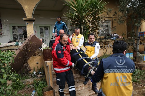 Teröristler sivillerin bulunduğu araca saldırdı