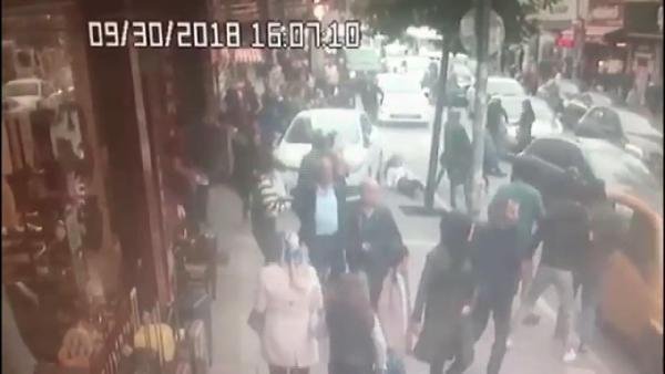 Polisten kaçan şüpheli kaldırımdaki yayaları ezdi