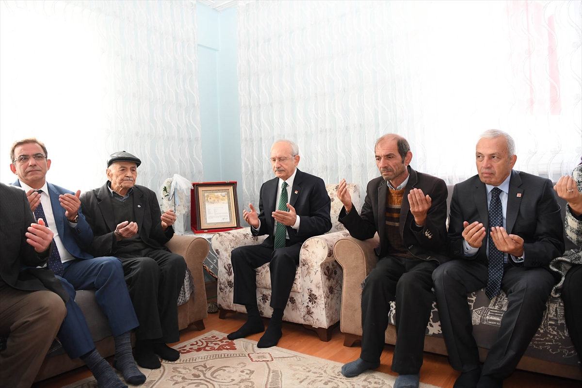 Kemal Kılıçdaroğlu'ndan şehit evine ziyaret