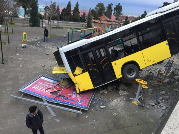 Rampada bırakılan belediye otobüsü çocuk parkına düştü