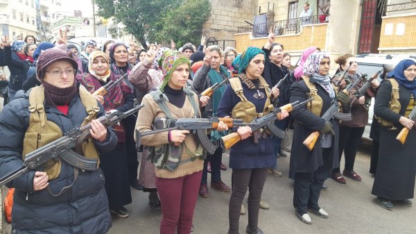 Afrin'deki sivil görünümlü kadın teröristler